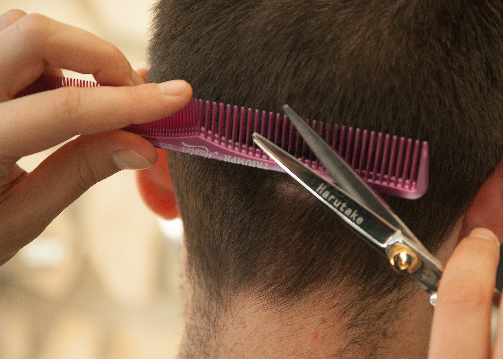 Un parrucchiere taglia i capelli e applica le norme sulla materia di igiene e sicurezza sul lavoro.