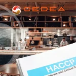 Chef in una cucina professionale con manuale HACCP ristorante in primo piano, rappresentazione della sicurezza alimentare secondo normativa.