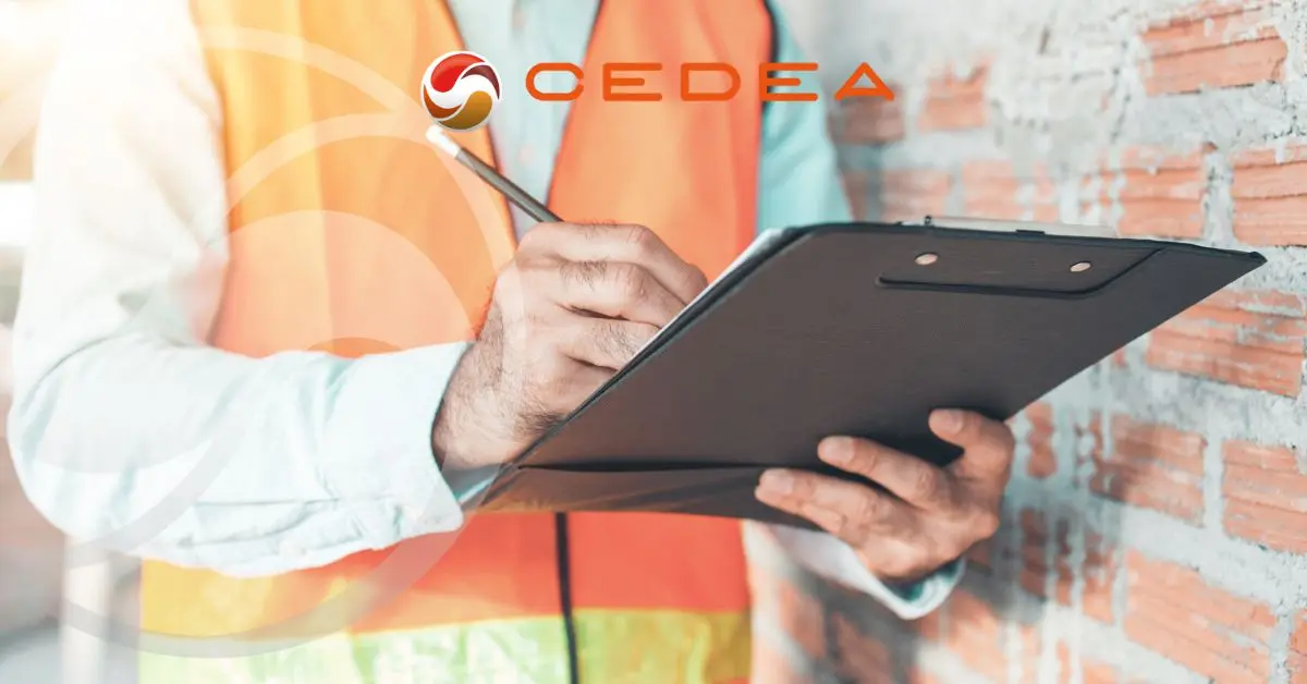 Tecnico CEDEA durante il sopralluogo per la redazione del DVR cantiere edile, verifica documentale per prevenire sanzioni e garantire conformità.