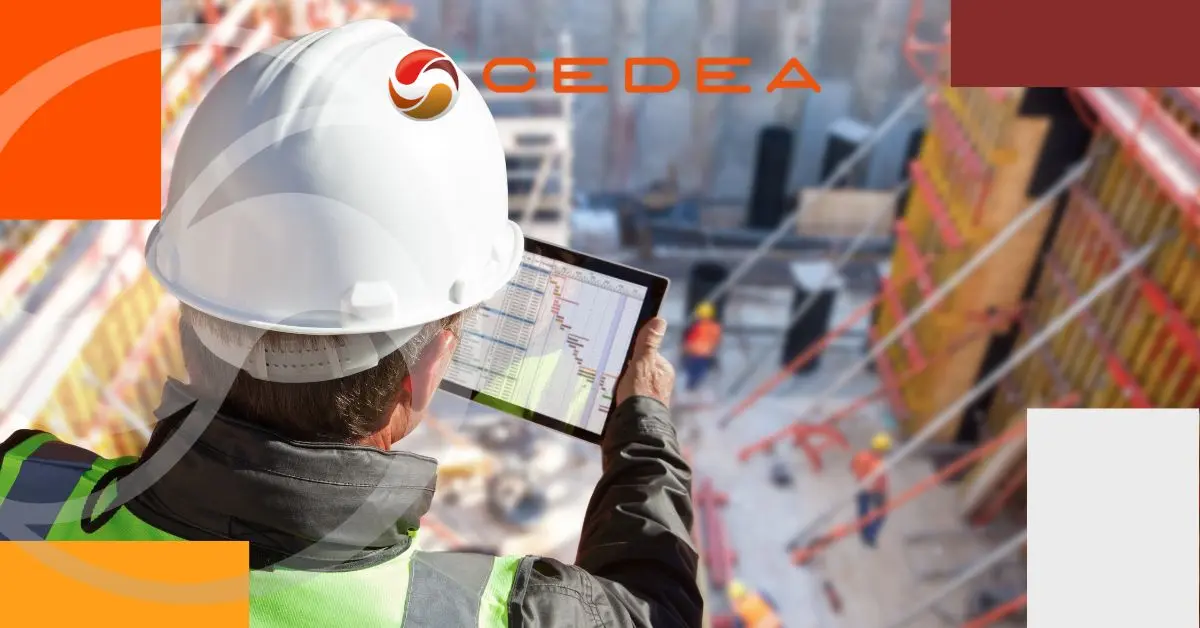 Tecnico CEDEA verifica il DVR cantiere edile in un cantiere di costruzione per garantire sicurezza e conformità normativa.